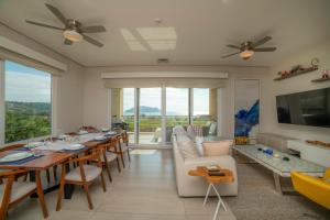 ein Wohnzimmer mit Tisch und ein Esszimmer in der Unterkunft Miramar 5D 3 bdr Ocean View in Los Suenos in Herradura