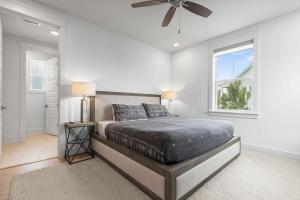 Un dormitorio con una cama y un ventilador de techo. en Crabbing Hole Lane, en Rosemary Beach 42 fotos más