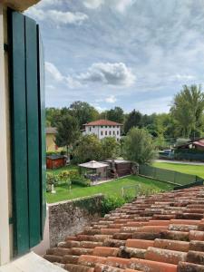 vistas a un parque desde el techo de un edificio en Family House on private courtyard in Fanna, en Fanna