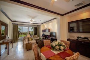 Μια τηλεόραση ή/και κέντρο ψυχαγωγίας στο Vista Bahia 1F 1 bdr Ocean View in Los Suenos