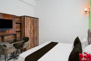 Μια τηλεόραση ή/και κέντρο ψυχαγωγίας στο Collection O Shandilya Grand Residency +21 φωτογραφίες