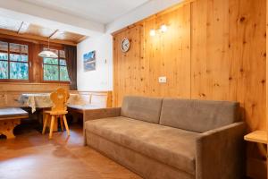 a living room with a couch and a table at Kaltenhauser Hof in Masserie