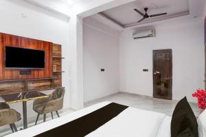 Μια τηλεόραση ή/και κέντρο ψυχαγωγίας στο Collection O Shandilya Grand Residency