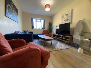 Et tv og/eller underholdning på Burnham-Slough Spacious Six Bedroom House