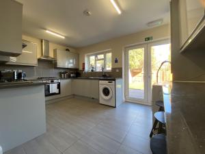 Køkken eller tekøkken på Burnham-Slough Spacious Six Bedroom House