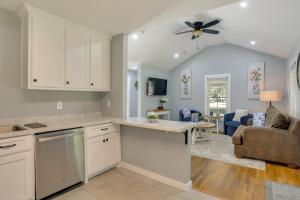 Kuchyň nebo kuchyňský kout v ubytování 10 Mi to Tennessee River Blue Willow-Themed Home