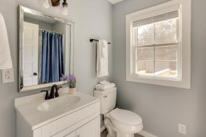 Koupelna v ubytování 10 Mi to Tennessee River Blue Willow-Themed Home + 17 fotografií