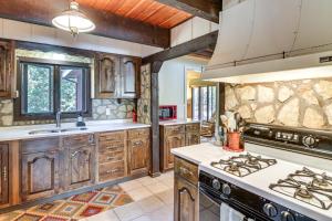 Η κουζίνα ή μικρή κουζίνα στο Less Than 1 Mi to Trails Wooded Home on Eagles Nest Lake!