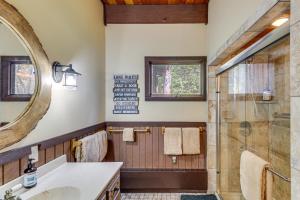 Ένα μπάνιο στο Less Than 1 Mi to Trails Wooded Home on Eagles Nest Lake! +33 φωτογραφίες