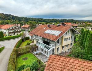 an aerial view of a house with solar panels on its roof at Ferienwohnung de Best inkl. Chiemgaukarte in Siegsdorf