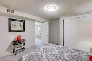 リトルトンにあるHeart of Denver Suburbs! Extended-Stay Duplexのベッドルーム1室(ベッド1台、テーブル上の花瓶付) +16枚の写真