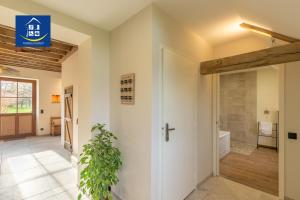 ein Haus mit einem Flur mit Dusche und einem Badezimmer in der Unterkunft 3 ch, 2 salle de bain, 20 min Beauval et Chambord in Chémery + 41 Fotos
