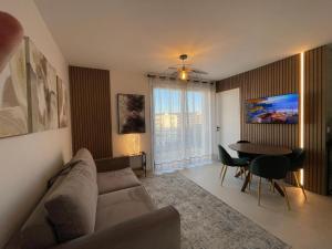 カンヌにあるAppartement proche croisetteのソファとテーブルのあるリビングルーム