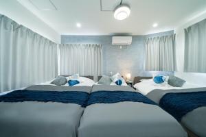 a bedroom with two beds with blue and white at 別邸Zen小岩 Bettei Zen Koiwa in Tokyo
