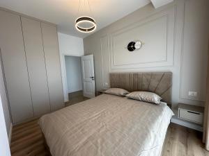 En eller flere senge i et værelse på Cozy Apartment Radauti