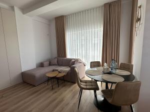 Et opholdsområde på Cozy Apartment Radauti