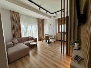 Et opholdsområde på Cozy Apartment Radauti