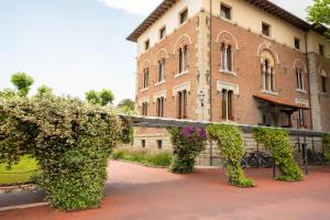 a building with ivy on the side of it at Park Hotel Villa Ariston in Lido di Camaiore