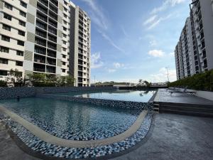 Bazén v ubytování Desaru Utama Residence by Book My Stay nebo v jeho okolí