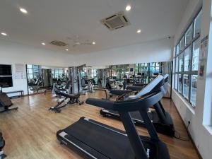Fitness centrum a/nebo fitness zařízení v ubytování Desaru Utama Residence by Book My Stay