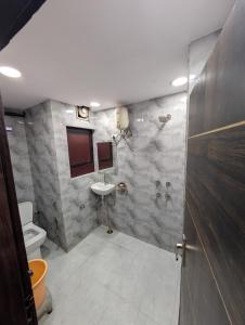 Koupelna v ubytování Happy In- Laxmi Nagar