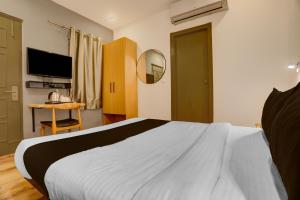 Un pat sau paturi într-o cameră la Super Townhouse Mumfordganj Fountain Crossing Formerly APS Inn +23 fotografii