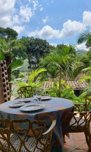 una mesa con platos y vasos encima en Hotel suites Las Abuelas, en Copan Ruinas