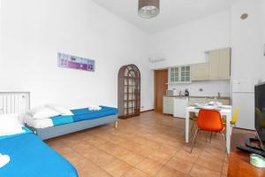 Un dormitorio con una cama y una mesa y una cocina. en New -20 cozy flat fiera milano 5 min free wifi, en Rho