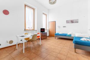 una sala de estar con una mesa y un sofá en New -20 cozy flat fiera milano 5 min free wifi, en Rho