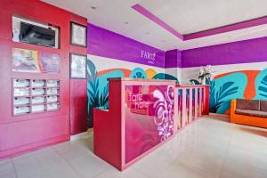 マランにあるTownhouse Oak Malang near ITN Malang formerly Fariz Hotel Singosariのドーナツショップのあるピンクの壁の部屋