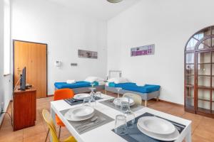 una sala de estar con una mesa y un sofá en New -20 cozy flat fiera milano 5 min free wifi, en Rho