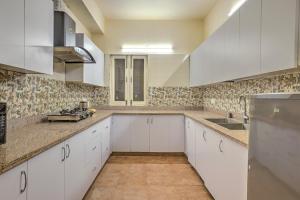 Kuchyň nebo kuchyňský kout v ubytování Aravale Farm Pet-friendly 4-BHK Farmhouse With Private Pool, 2-Acre Lush Garden & Aravali Views