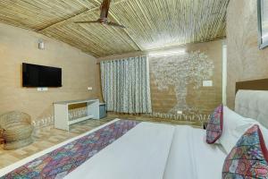 TV a/nebo společenská místnost v ubytování Aravale Farm Pet-friendly 4-BHK Farmhouse With Private Pool, 2-Acre Lush Garden & Aravali Views