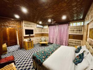 Μια τηλεόραση ή/και κέντρο ψυχαγωγίας στο De Noor houseboats-Luxury stay in