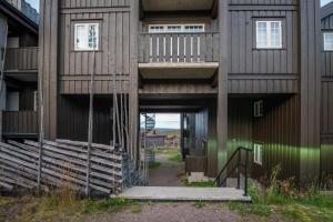 an external view of a building with a balcony at Høyfjellsgrend 961, 36b in Trysil