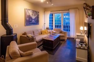 a living room with a couch and a table at Høyfjellsgrend 961, 36b in Trysil