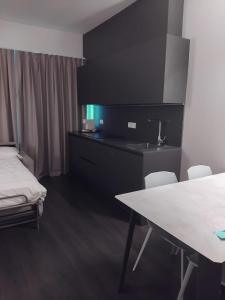 Postel nebo postele na pokoji v ubytování Venice Terminal Apartments & Suites
