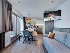 ティーニュにあるSuperbe appartement à Tignes le Lac - 8 pers, proche pistes, wifi inclus - FR-1-641-29のリビングルーム(ソファ、壁掛けテレビ付)