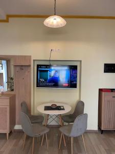 Μια τηλεόραση ή/και κέντρο ψυχαγωγίας στο Fictus Stay