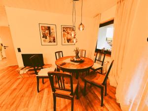 une salle à manger avec une table et des chaises dans l'établissement Ermstalsuite nähe Metzingen Outlet, à Dettingen an der Erms