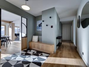 a hallway with a bench in a house at Appartement rénové, lumineux avec terrasse, à deux pas des pistes à Tignes le Lac - FR-1-641-11 in Tignes