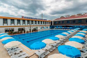Una vista de la piscina en el centro de convenciones del hotel Napoleon en Aydinoglu Hotel, en Estambul