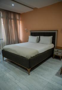 een groot bed in een kamer met een bed sidx sidx sidx bij Immeuble 30 Juin in Lubumbashi