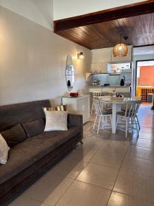 Una sala de estar y una cocina con un sofá y una mesa. en winterville gravata, en Gravatá