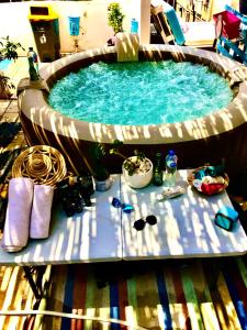 Kolam renang di atau dekat dengan Airport Rooftop Club Luxurious Rooms and Studios