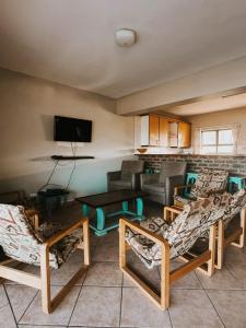 un salon avec des canapés et une table dans l'établissement Wild Bay - Hole in the Wall Resort, à Coffee Bay 12 autres photos