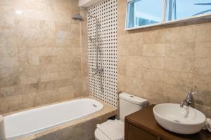 Koupelna v ubytování MiraNamin Nest GUMAMELA Suite in Unique Historic Home with View, Pet Friendly with a Fee