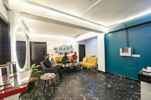 Posezení v ubytování FabHotel City Suits Near Medanta- The Medicity, Gurugram