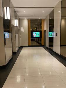 Μια τηλεόραση ή/και κέντρο ψυχαγωγίας στο Condo Unit in Centrio Towers CDO MR Home Stays