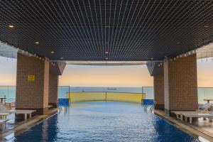 ブンタウにあるCăn hộ Mermaid Seaside Vũng Tàu - THの建物内の大きな水たまり